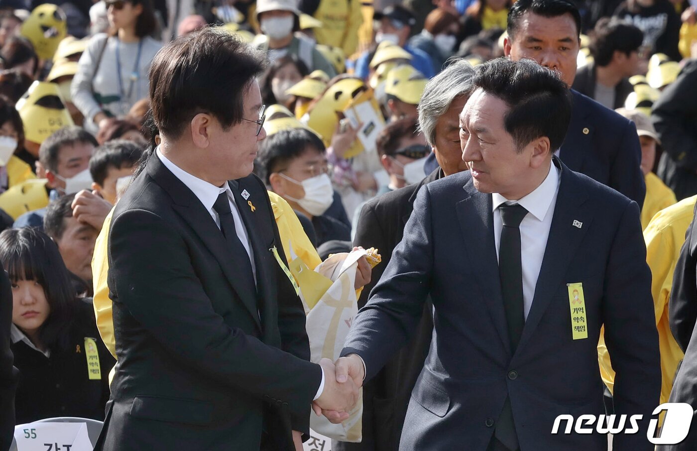 본문 이미지 - 국민의힘 김기현 대표(오른쪽)와 더불어민주당 이재명 대표가 16일 오후 경기도 안산시 단원구 화랑유원지에서 '세월호 참사 9주기 기억식'이 끝난 뒤 악수하고 있다. (공동취재) 2023.4.16/뉴스1 ⓒ News1 김영운 기자
