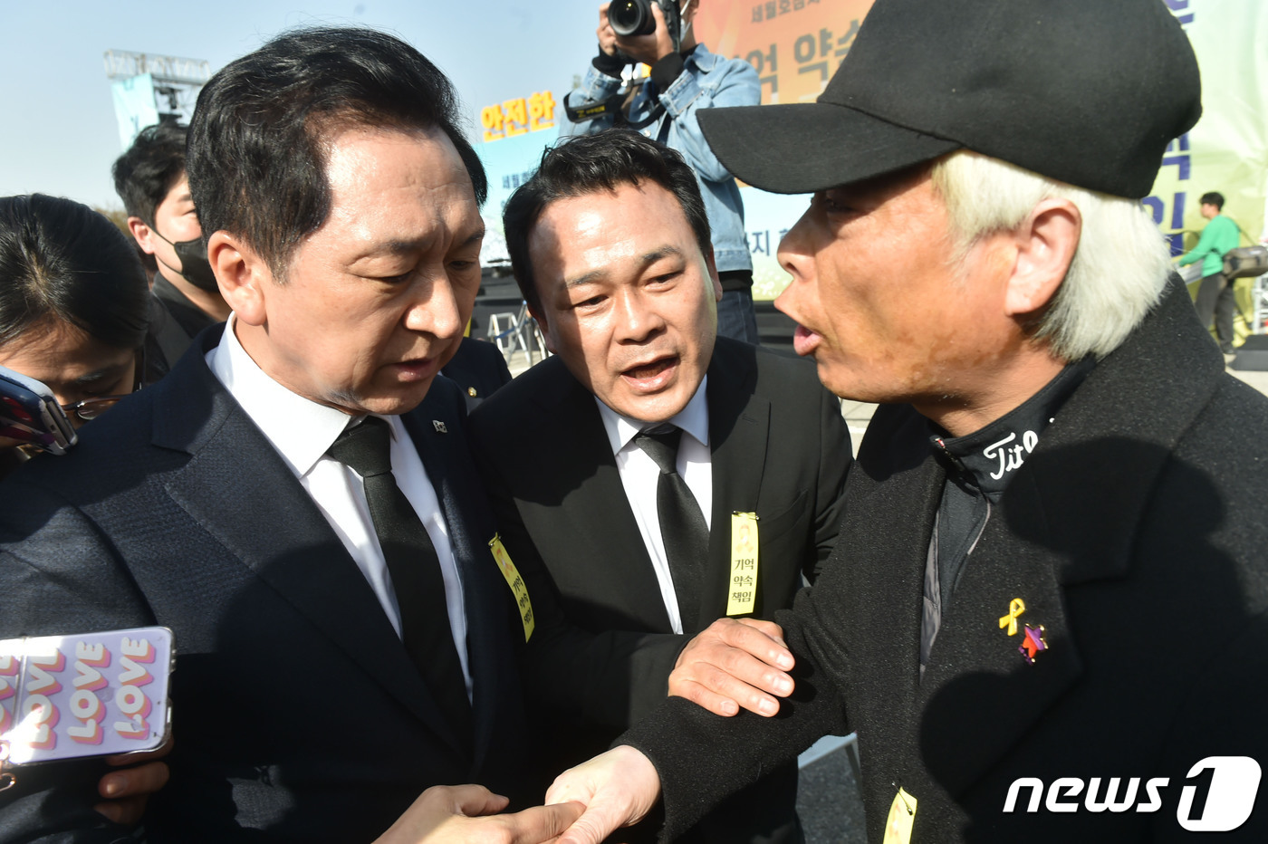 (안산=뉴스1) 김영운 기자 = 16일 오후 경기도 안산시 단원구 화랑유원지에서 열린 '세월호 9주기 기억식'에서 이종철 10.29이태원참사 유가족협의회 대표가 김기현 국민의힘 대 …