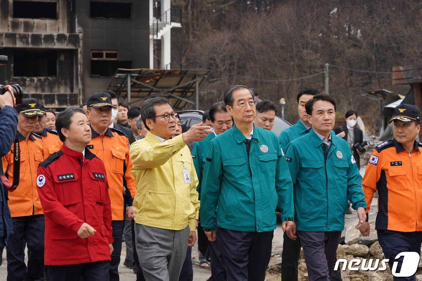 본문 이미지 - 한덕수 국무총리와 남성현 산림청장 등이 16일 강릉시 저동 산불피해 현장을 찾아 피해상황과 복구계획을 점검하고 있다. (산림청 제공) 2023.4.16/뉴스1 ⓒ News1 신웅수 기자