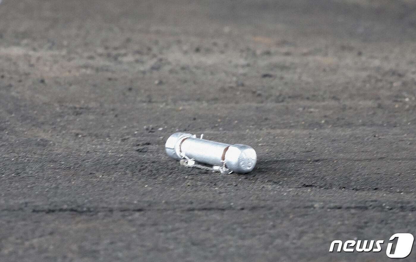 본문 이미지 - 4월15일 일본 와카야마현(県) 기시다 총리의 연설 장소에 폭발물로 보이는 원통형 모양의 물체가 떨어져 있다. (교도통신 제공) ⓒ 로이터=뉴스1 ⓒ News1 권진영 기자