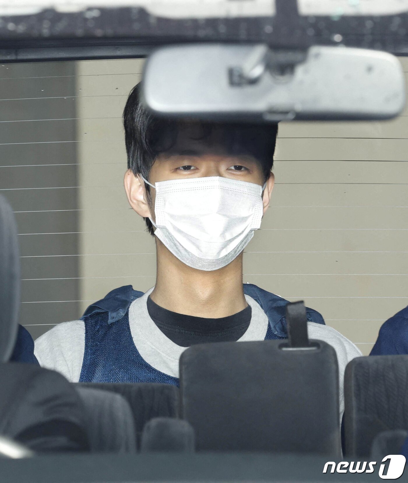 본문 이미지 - 17일 일본 와카야마현 와카야마니시 경찰서에서 기시다 후미오 총리에게 폭발물을 던진 혐의를 받고 있는 용의자 기무라 류지(24)가 검찰로 송치되고 있다. ⓒ 로이터=뉴스1 ⓒ News1 김민수 기자