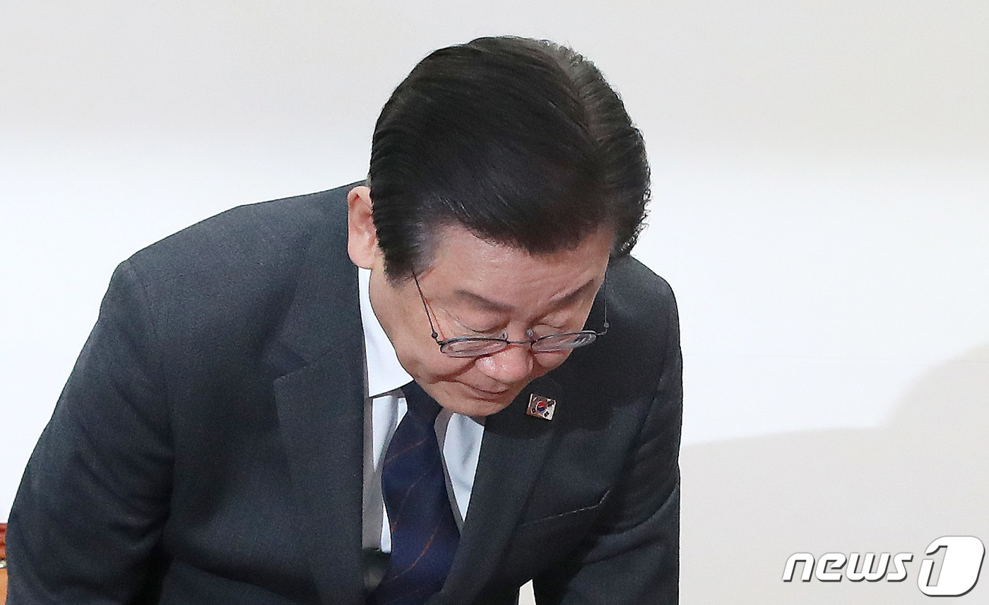 (서울=뉴스1) 임세영 기자 = 이재명 더불어민주당 대표가 17일 오전 서울 여의도 국회에서 열린 최고위원회의에서 고개 숙여 사과하고 있다.이 대표는 2021년 전당대회 당시 불법 …