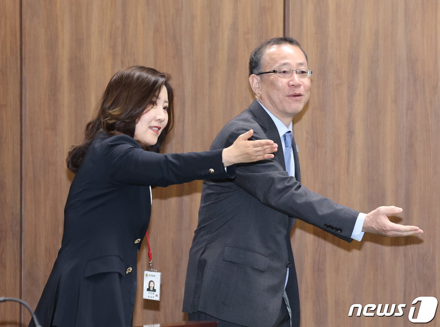 본문 이미지 - 서민정 외교부 아시아·태평양국장(왼쪽)과 후나코시 다케히로 일본 외무성 아시아·대양주국장. (공동취재) 2023.4.17/뉴스1 ⓒ News1 박지혜 기자