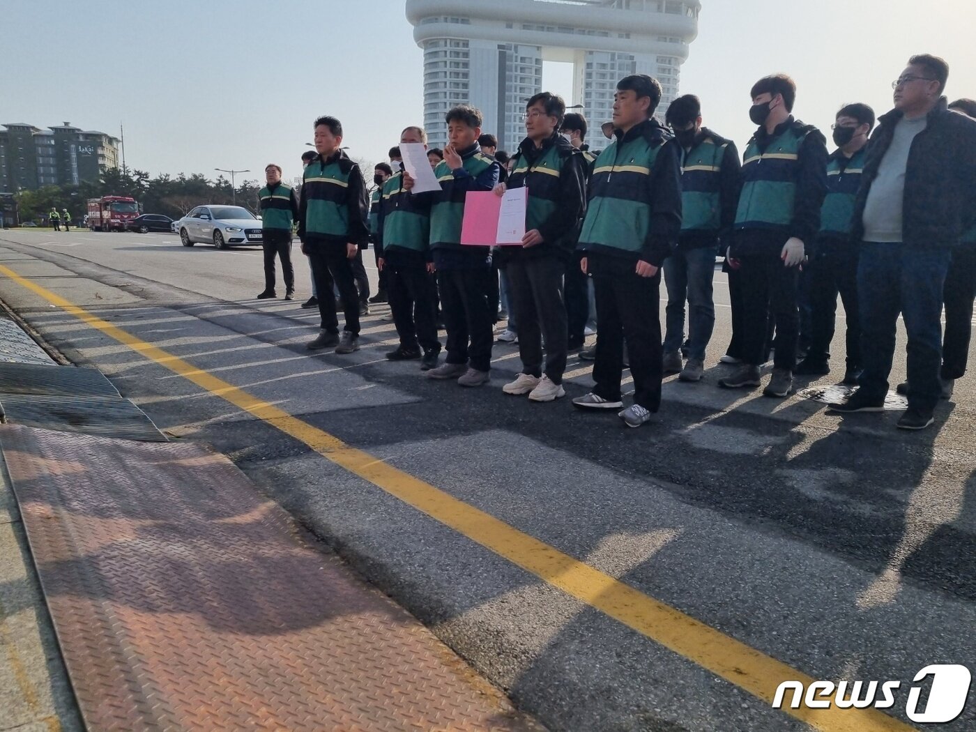본문 이미지 - 17일 강원 강릉시가 정밀안전진단 최하위인 E등급을 받아 재난위험시설로 지정된 경포진안상가 안전펜스를 위한 행정대집행이 고지되고 있다. 2023.4.17/뉴스1 ⓒ News1 윤왕근 기자