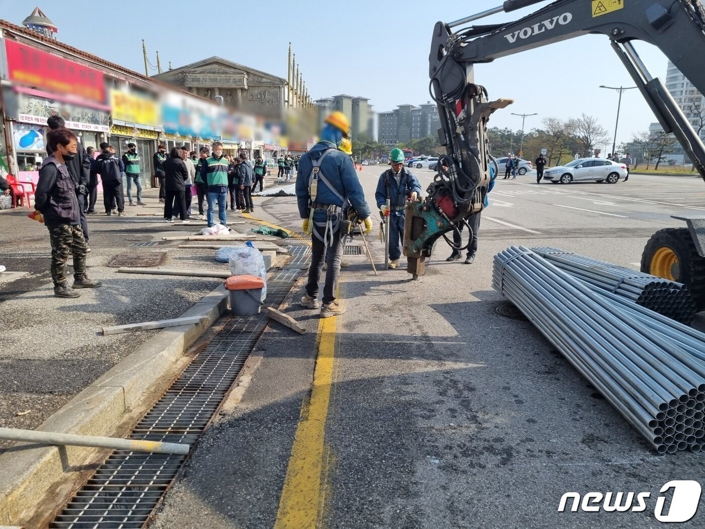 본문 이미지 - 17일 강원 강릉시가 정밀안전진단 최하위인 E등급을 받아 재난위험시설로 지정된 경포진안상가에 대해 사용금지 처분에 따른 안전펜스를 설치하고 있다. 2023.4.17/뉴스1 ⓒ News1 윤왕근 기자