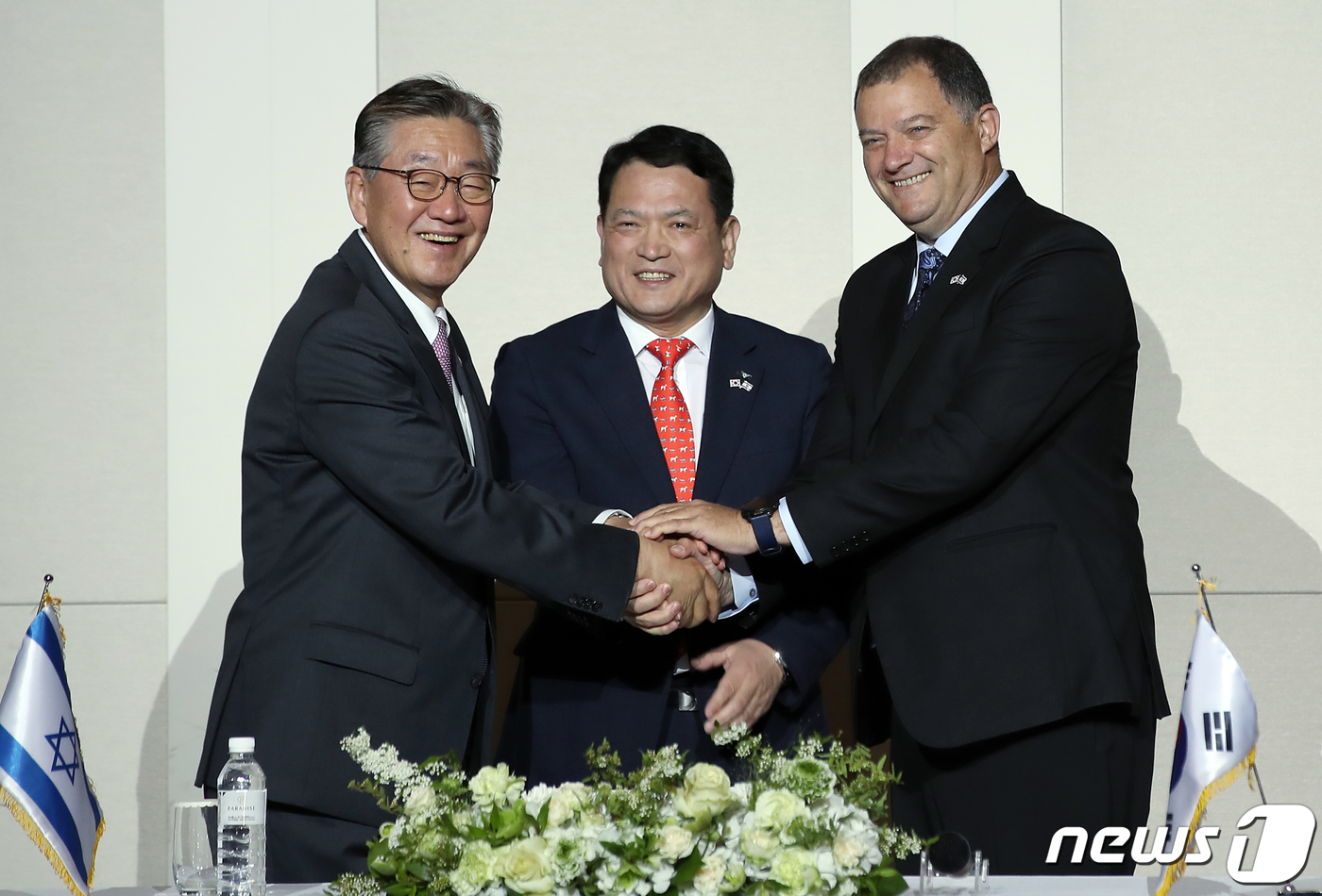 (인천=뉴스1) 박정호 기자 = 백순석 (주)샤프테크닉스케이 사장(왼쪽부터)과 김경욱 인천국제공항공사 사장, 야콥 베르코비치 IAI 부사장이 17일 오전 인천광역시 중구 운서동 파 …