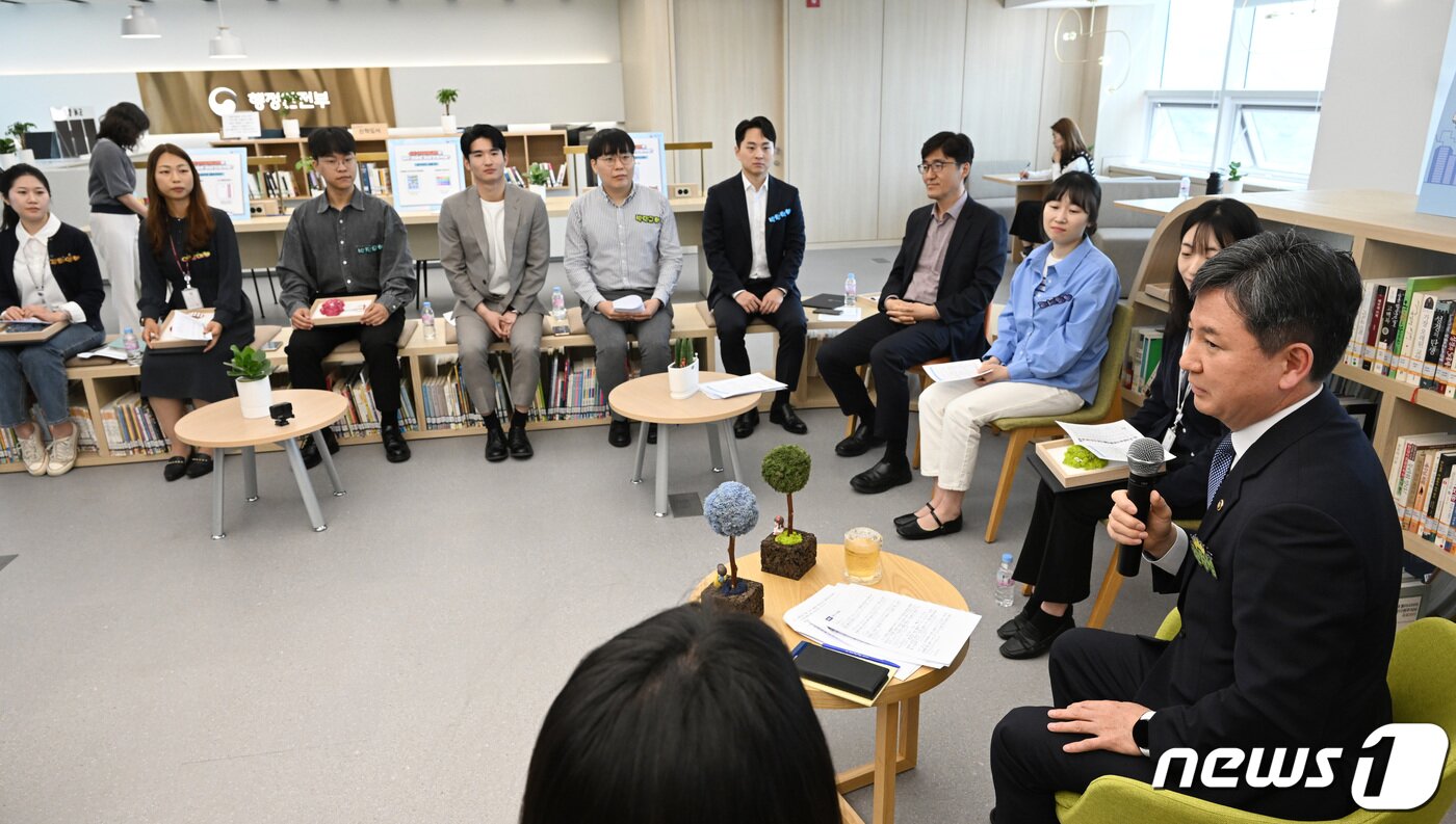 본문 이미지 - 한창섭 행정안전부 차관(오른쪽)이 지난 4월17일 오전 세종시 정부세종청사에서 열린 제5기 행정안전부 체인저 발대식 및 소통 간담회에 참석해 체인저에 임명된 공무원과 이야기를 나누고 있다. /뉴스1 ⓒ News1 김기남 기자