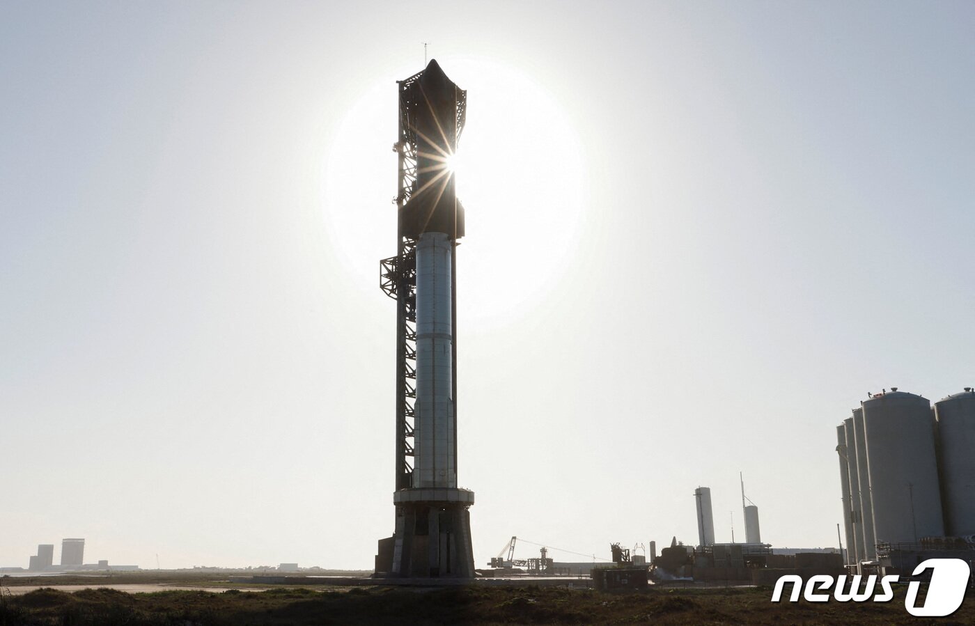 본문 이미지 - 일론 머스크가 이끄는 우주기업 스페이스X의 화성 탐사용 대형 우주선 '스타십(Starship)'이 17일(현지시간) 첫 지구궤도 시험 비행에 나선다. 사진은 전날(16일) 미국 텍사스 우주발사시설 '스타베이스'에 설치된 스타십. ⓒ 로이터=뉴스1 ⓒ News1 박재하 기자