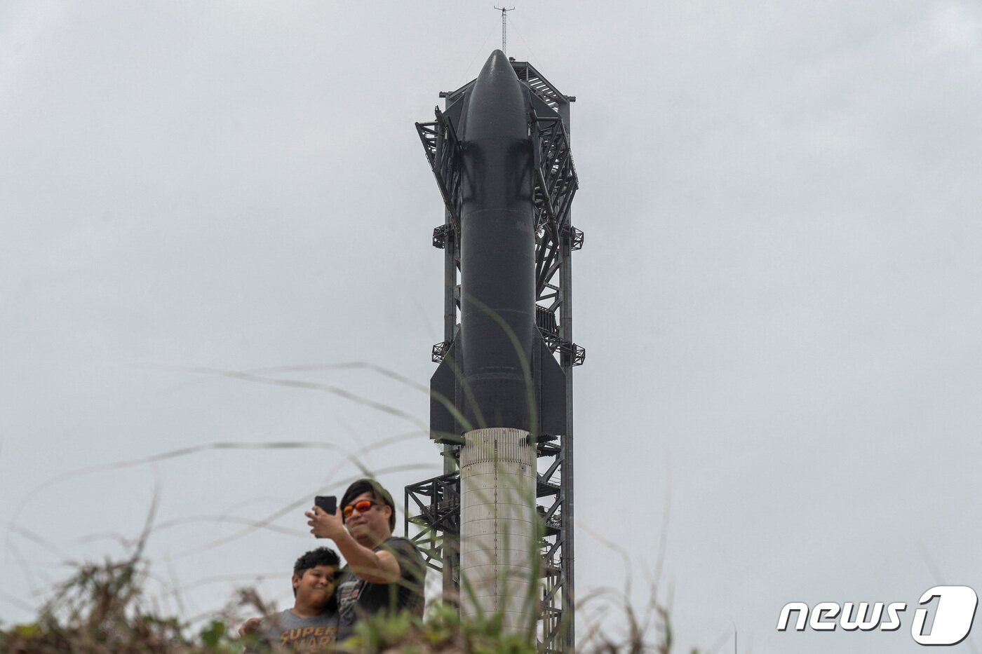 본문 이미지 - 일론 머스크가 이끄는 우주기업 스페이스X의 화성 탐사용 대형 우주선 '스타십(Starship)'이 17일(현지시간) 첫 지구궤도 시험 비행에 나서는 가운데 시민들이 미국 텍사스 스타베이스 인근에서 스타십과 사진을 찍고 있다. ⓒ 로이터=뉴스1 ⓒ News1 박재하 기자