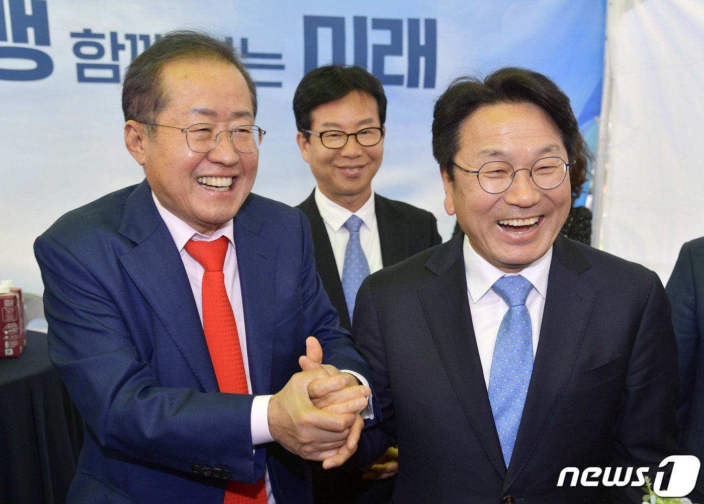 본문 이미지 - 강기정 광주시장(오른쪽)과 홍준표 대구시장이 지난해 4월17일 오후 전북 남원 지리산휴게소에서 열린 '광주·대구 공항특별법 동시 통과 기념행사'에 참석해 행사 식전 대화를 나누며 활짝 웃고 있다.(광주시 제공)2023.4.17/뉴스1 