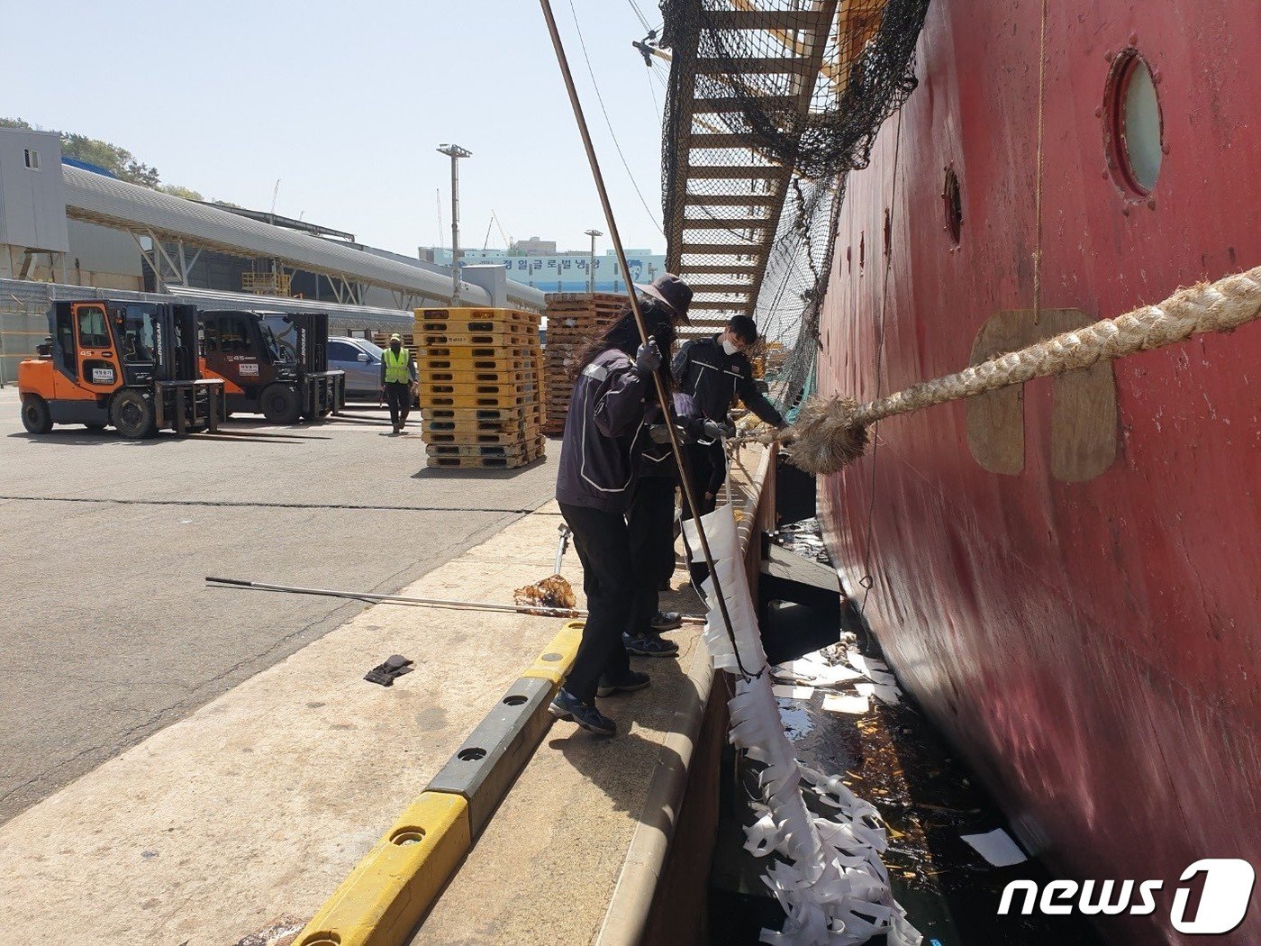 방제 작업 현장 &#40;부산해양경찰서 제공&#41;