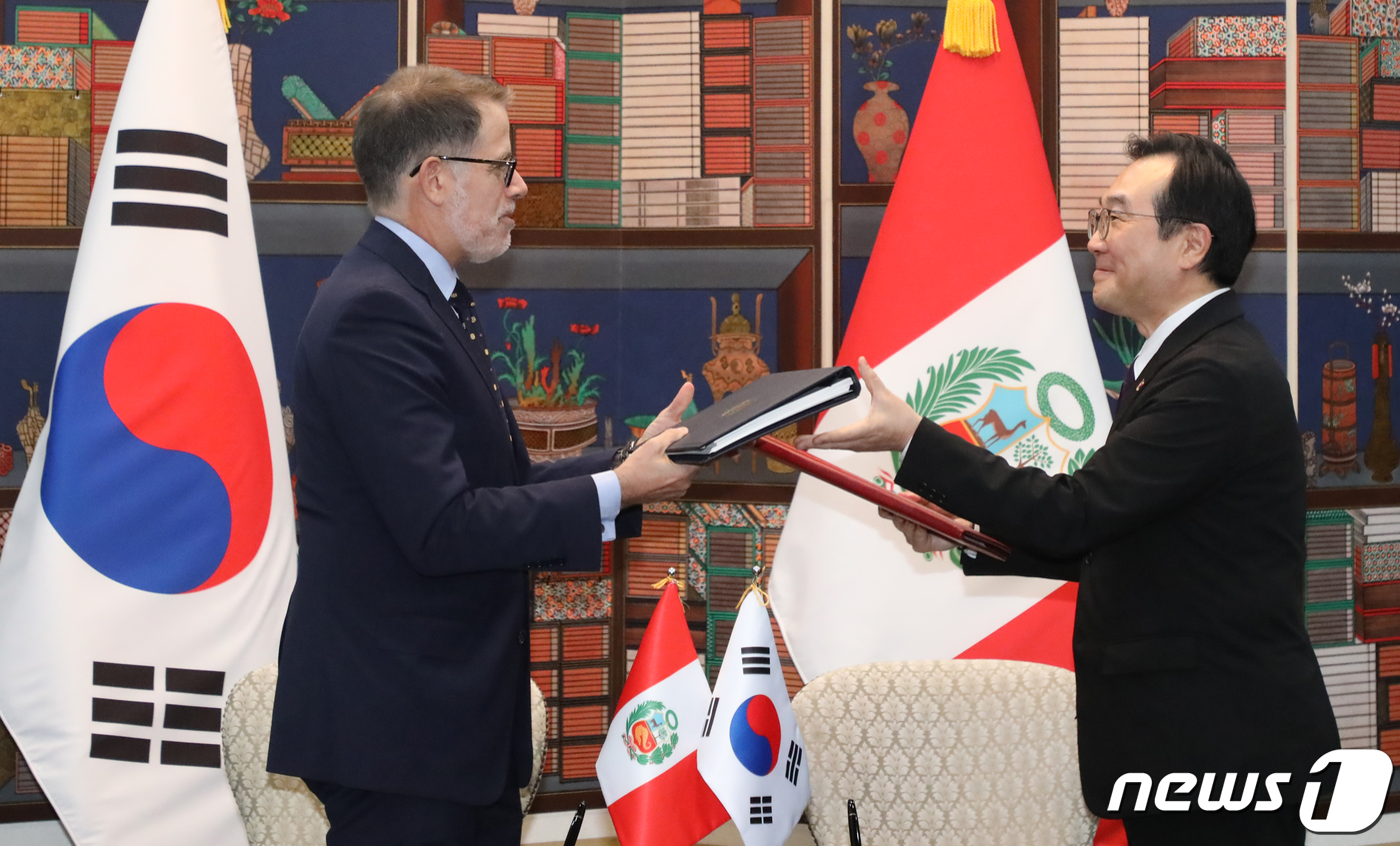 (서울=뉴스1) 김명섭 기자 = 이도훈 외교부 2차관과 이그나시오 이게라스 외교차관이 18일 오전 서울 종로구 정부서울청사 별관 외교부에서  한-페루 항공협정 서명식을 하고 있다. …