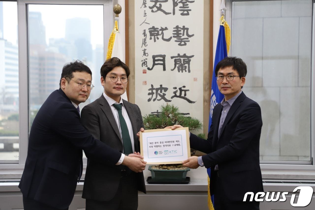 본문 이미지 - 원격의료산업협의회가 15일 국회를 방문해 더불어민주당 원내대표실에 보건복지부의 재진 중심 비대면 진료 제도화에 우려를 표명한 성명서를 전달하고 있다 (왼쪽부터) 코리아스타트업포럼의 류경재 정책실장, 원격의료산업협의회의 장지호 공동회장, 더불어민주당 원내대표실의 장석원 보좌관/원격의료산업협의회 제공