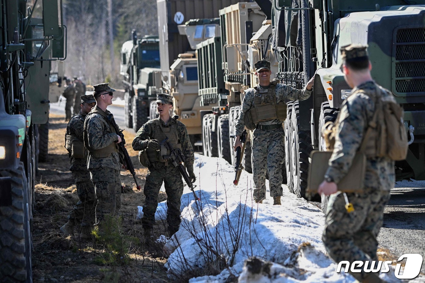 (외스테르순드 AFP=뉴스1) 이유진 기자 = 미국 해병대원들이 17일(현지시간) 스웨덴 외스테르순드에서 열리는 대규모 군사 훈련에 참여하기 위해 노르웨이-스웨덴 국경을 넘고 있다 …