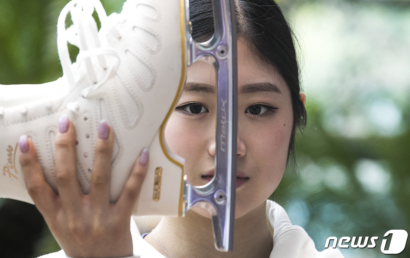 본문 이미지 - 피켜스케이팅 세계선수권대회에서 메달을 획득한 이해인이 18일 서울 종로구 뉴스1 사옥에서 열린 인터뷰에 앞서 포즈를 취하고 있다. 2023.4.18/뉴스1 ⓒ News1 이동해 기자