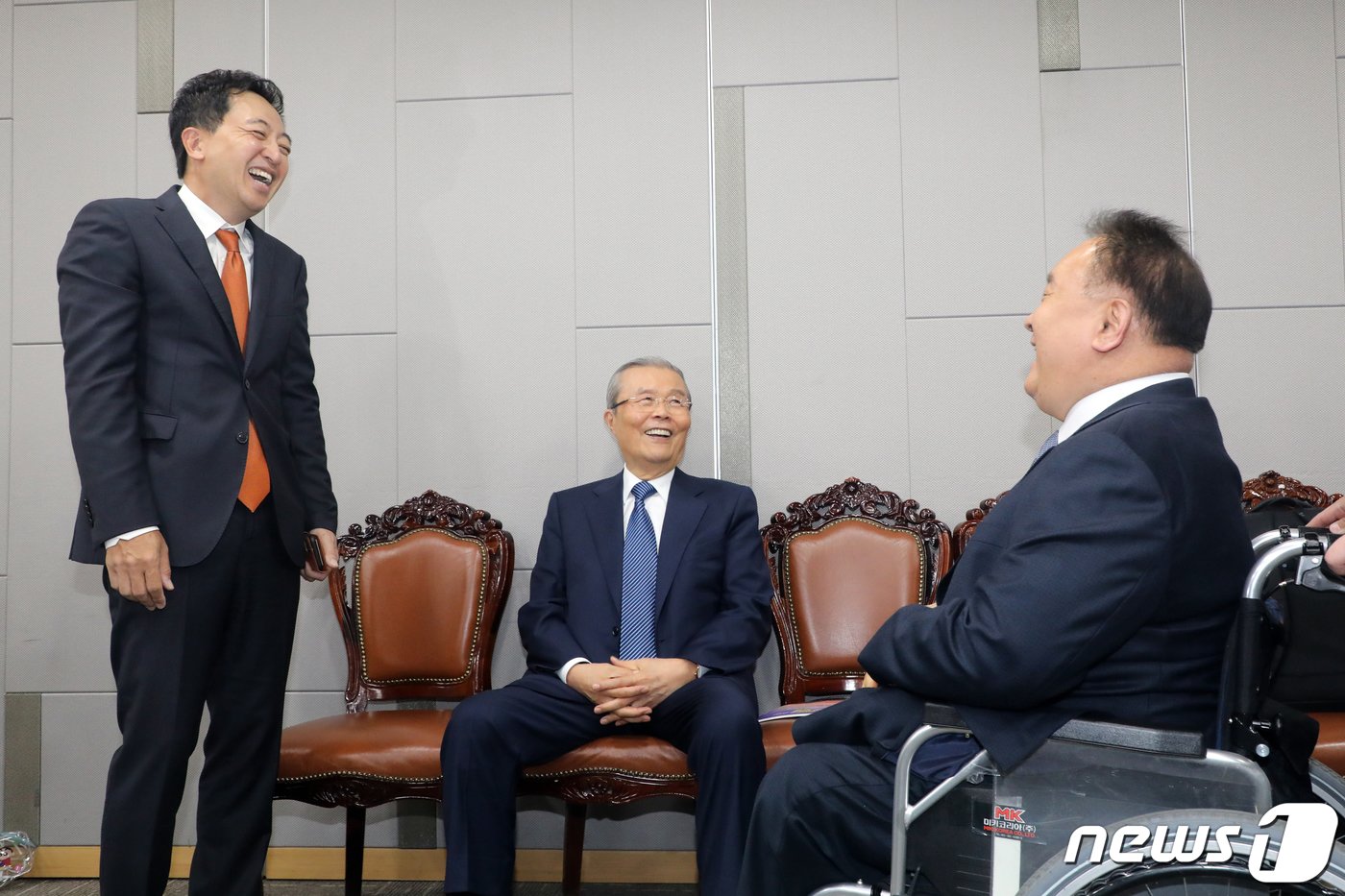 본문 이미지 - 김종인 전 국민의힘 비상대책위원장과, 이상민 더불어민주당의원, 금태섭 전 의원이 18일 오후 서울 여의도 국회에서 열린 '다른 미래를 위한 성찰과 모색 포럼'에서 대화를 나누고 있다. 이날 토론은 '한국 정치, 문제와 제언'을 주제로 진행됐다. 2023.4.18/뉴스1 ⓒ News1 황기선 기자