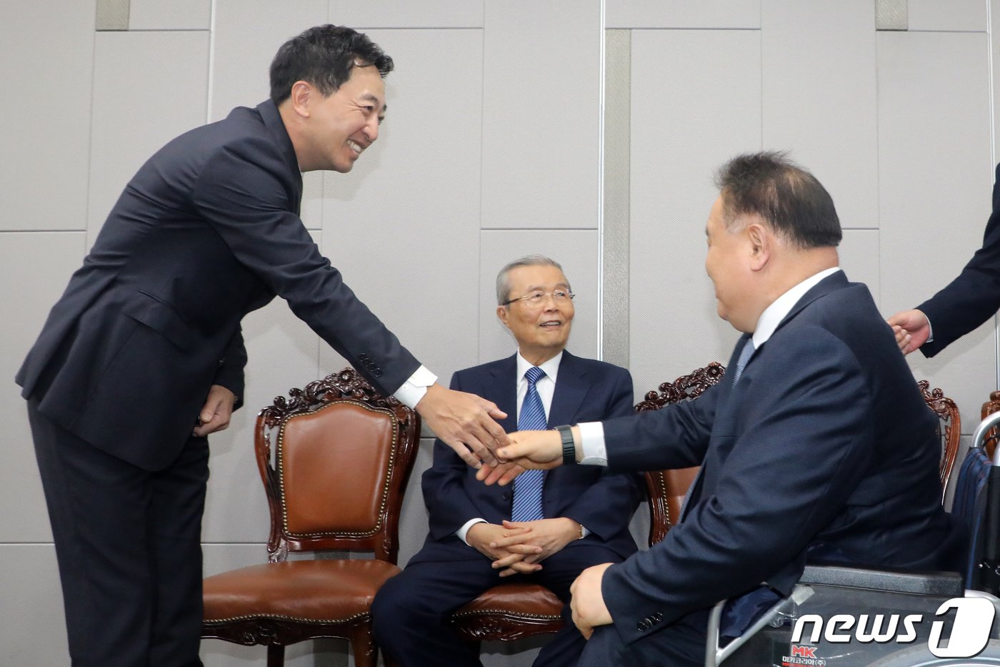 본문 이미지 - 김종인 전 국민의힘 비상대책위원장과, 이상민 더불어민주당의원, 금태섭 전 의원이 18일 오후 서울 여의도 국회에서 열린 '다른 미래를 위한 성찰과 모색 포럼'에서 대화를 나누고 있다. 이날 토론은 '한국 정치, 문제와 제언'을 주제로 진행됐다. 2023.4.18/뉴스1 ⓒ News1 황기선 기자