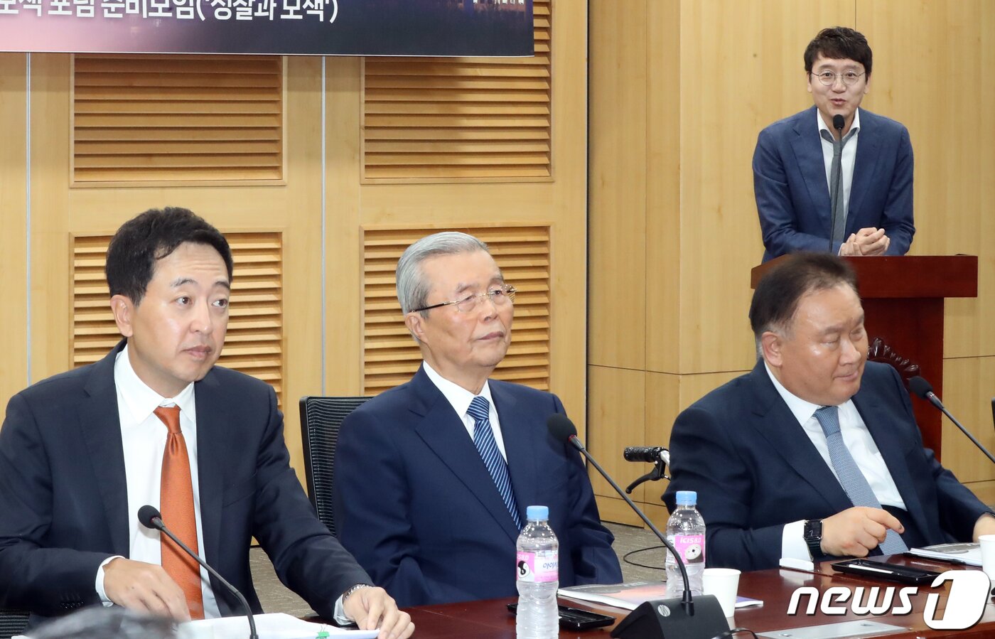 본문 이미지 - 김웅 국민의힘 의원이 18일 오후 서울 여의도 국회에서 열린 '다른 미래를 위한 성찰과 모색 포럼'에서 인사말을 하고 있다. 앞줄 왼쪽부터 금태섭 전 더불어민주당 의원, 김종인 전 국민의힘 비상대책위원장, 이상민 민주당 의원. 2023.4.18/뉴스1 ⓒ News1 황기선 기자