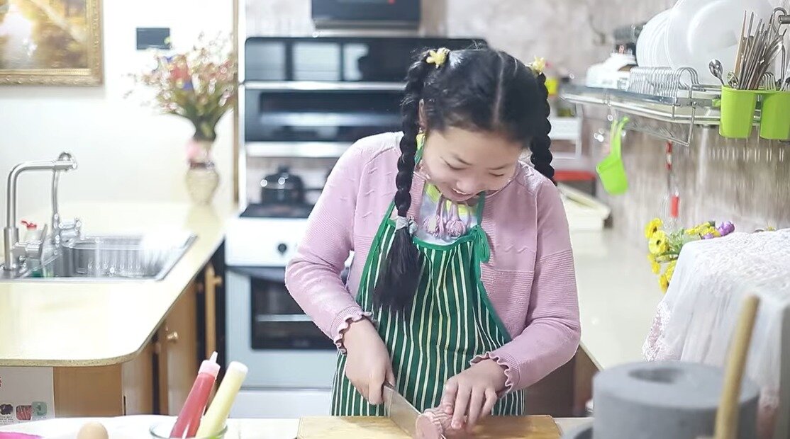 본문 이미지 - 영어로 평양의 일상을 소개하는 북한 유튜버 송아.(유튜브 '송아 SongA Vlog' 채널) ⓒ 뉴스1 