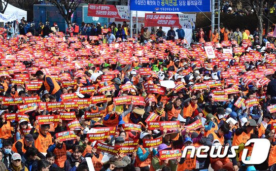 본문 이미지 - 전국공무원노동조합 등 공적연금 강화를 위한 공동투쟁본부 소속 조합원들이 2015년 서울에서 개최한 '국민연금 강화, 공무원연금 개악저지, 총력투쟁 결의대회' (사진은 기사내용과 직접 관련 없음) ⓒ News1