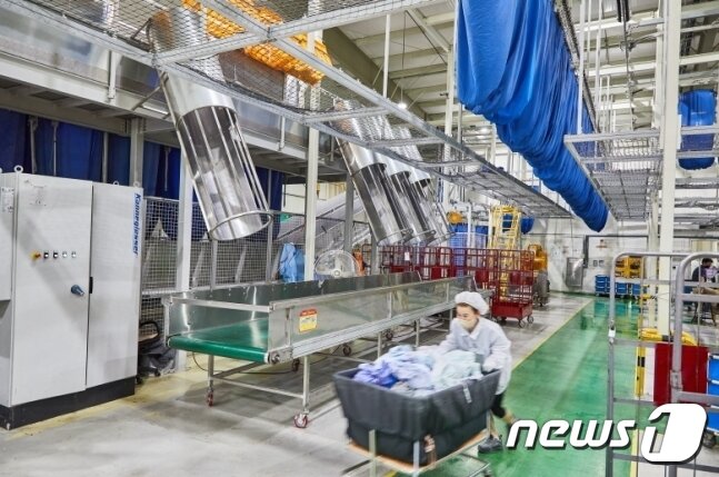 본문 이미지 - 크린토피아 의료세탁 공장 분류 기기 위로 모노레일 BAG이 이동하고 있다.(크린토피아 제공)ⓒ 뉴스1