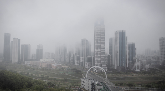 지방 거래는 늘고 수도권은 숨 고르기…아파트 시장 지역별 온도 차