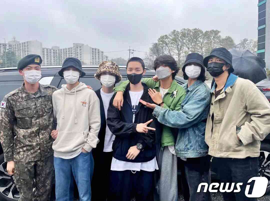 J-Hope do grupo BTS se alistou no centro de treinamento de recrutamento de uma divisão do exército em Gangwon-do no dia 18, e os membros estão tirando fotos comemorativas ao se despedirem dele. (Captura BTS SNS) 2023.4.18/Notícias 1