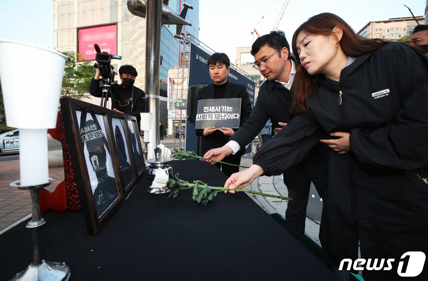 본문 이미지 - 인천 미추홀구 전세사기피해대책위원회·미추홀구 깡통전세피해시민대책위원회 관계자들이 18일 인천 주안역 남부광장 분수대로에 설치된 분향소에서 헌화를 하고 있다. 2023.4.18/뉴스1 ⓒ News1 정진욱 기자