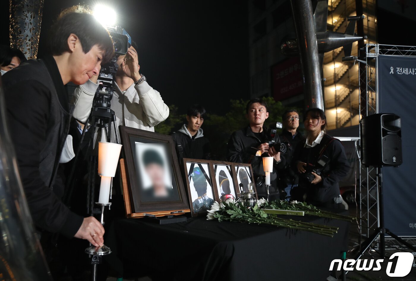 본문 이미지 - 전세사기·깡통전세 문제 해결을 위한 시민사회대책위원회 관계자들이 지난 18일 인천 주안역 남부광장 분수대로에서 정부의 전세사기 피해 대책마련을 촉구하는 기자회견 후 전세사기로 극단적 선택을 한 피해자의 영정사진을 올려놓고 있다..2023.4.18/뉴스1 ⓒ News1 정진욱 기자