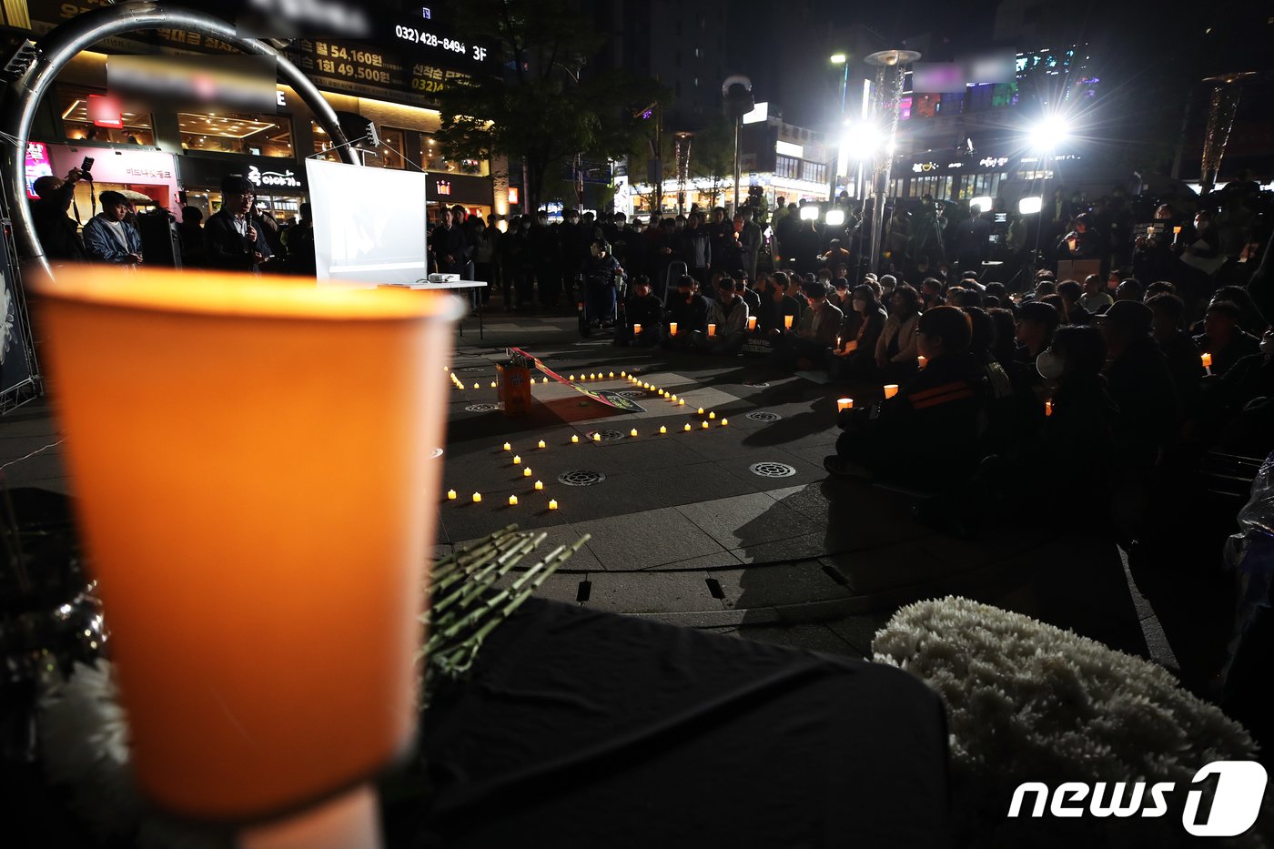 본문 이미지 - 전세사기·깡통전세 문제 해결을 위한 시민사회대책위원회 관계자들이 18일 인천 주안역 남부광장 분수대로에서 정부의 전세사기 피해 대책마련을 촉구하는 기자회견 후 전세사기 피해자 추모제를 하고 있다.2023.4.18/뉴스1 ⓒ News1 정진욱 기자