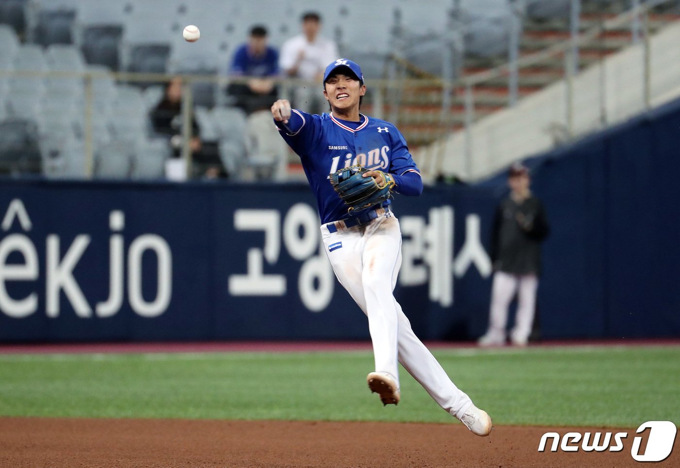 본문 이미지 - 18일 서울 고척스카이돔에서 열린 프로야구 '신한은행 SOL 2023 KBO리그' 삼성 라이온즈와 키움 히어로즈의 경기, 8회말 1사 주자없는 상황 키움 러셀의 안타 때 삼성 유격수 이재현이 1루를 향해 송구하고 있다. 러셀은 1루에서 세이프. 2023.4.18/뉴스1 ⓒ News1 이동해 기자