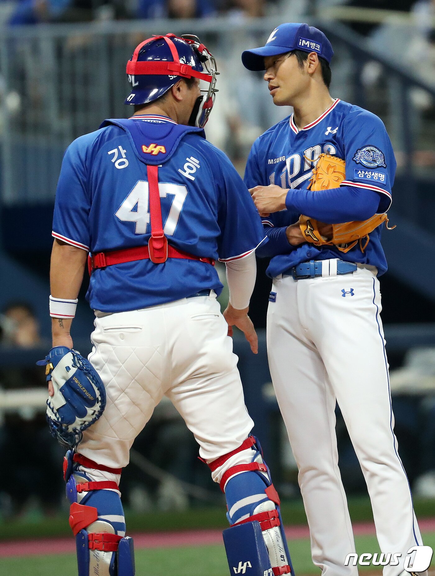 본문 이미지 - 삼성 라이온즈 포수 강민호(왼쪽)와 투수 백정현. 2023.4.18/뉴스1 ⓒ News1 이동해 기자