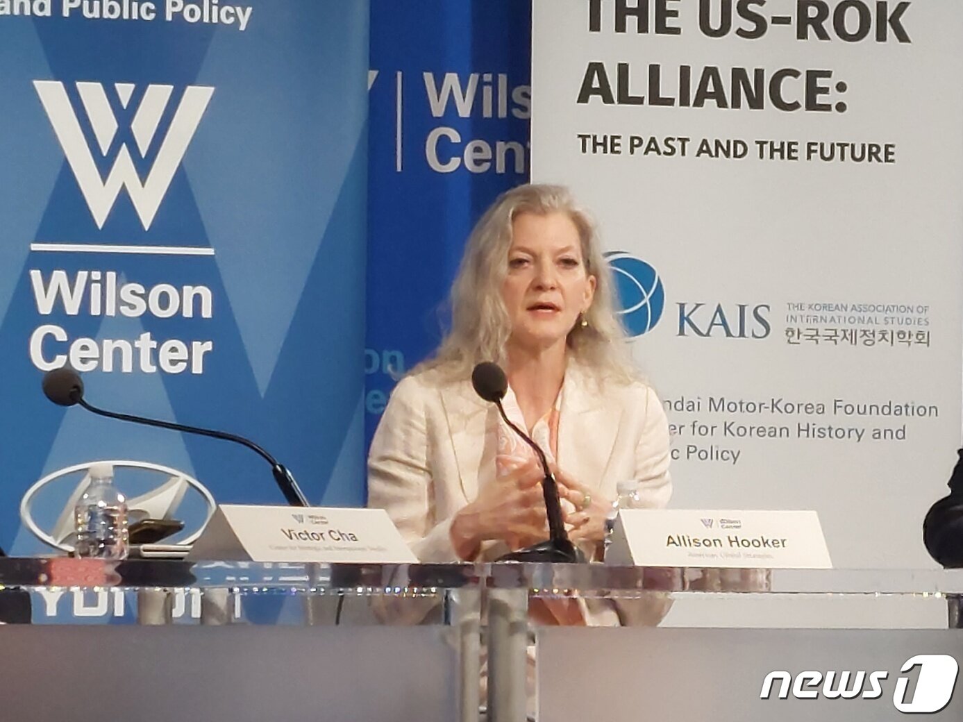 본문 이미지 - 앨리슨 후커 전 미 국가안보회의&#40;NSC&#41; 아시아 담당 선임보좌관이 18일&#40;현지시간&#41; 워싱턴DC에서 우드로 윌슨 센터가 주최한 한미동맹 70주년 관련 세미나에서 발언을 하고 있다. ⓒ News1 김현 특파원