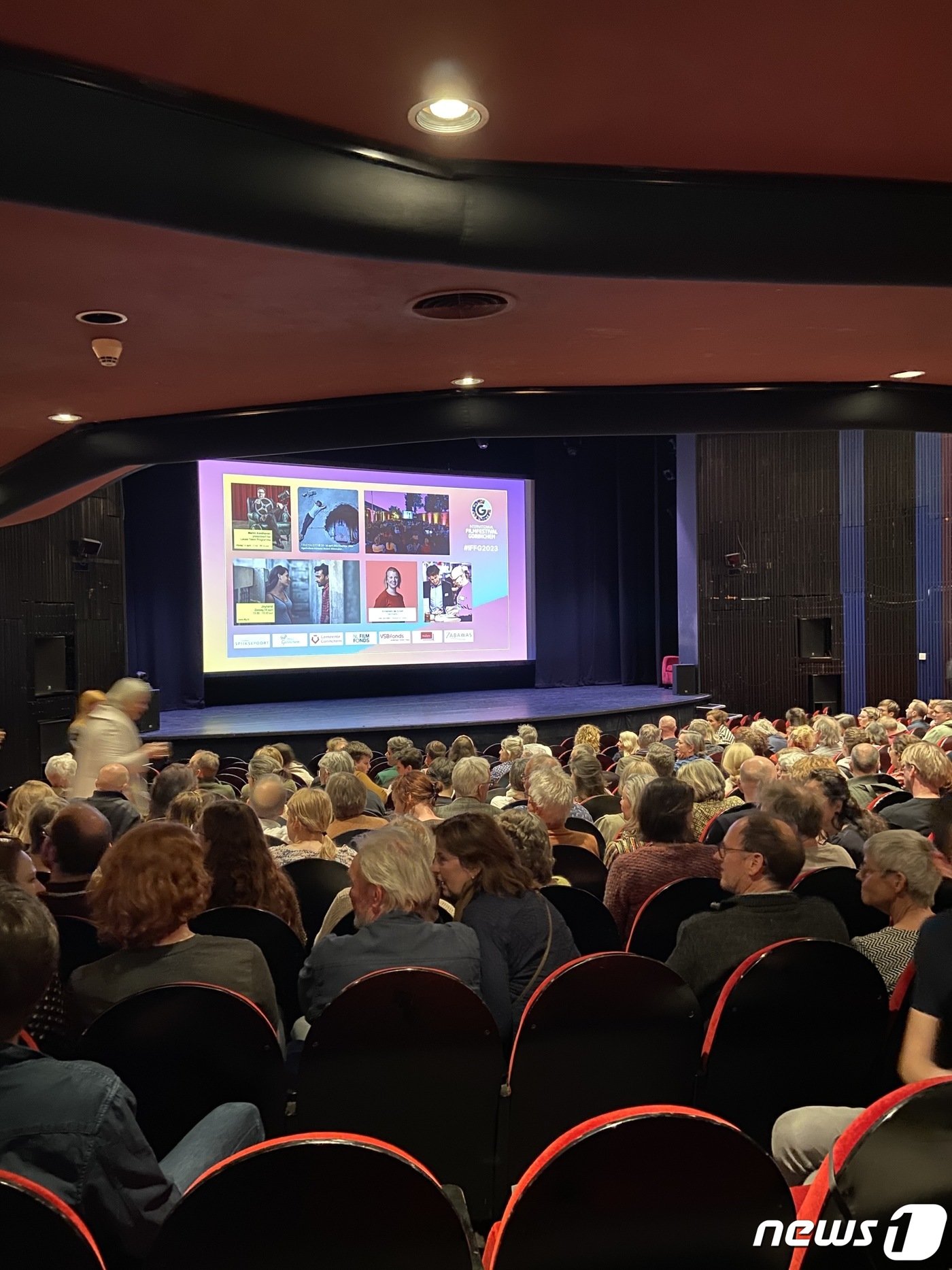 본문 이미지 - 송강호 주연의 영화 브로커가 상영되는 날, 관객들로 꽉 찬 호리쿰 필름 하우스.&#40;사진=차현정 통신원&#41;