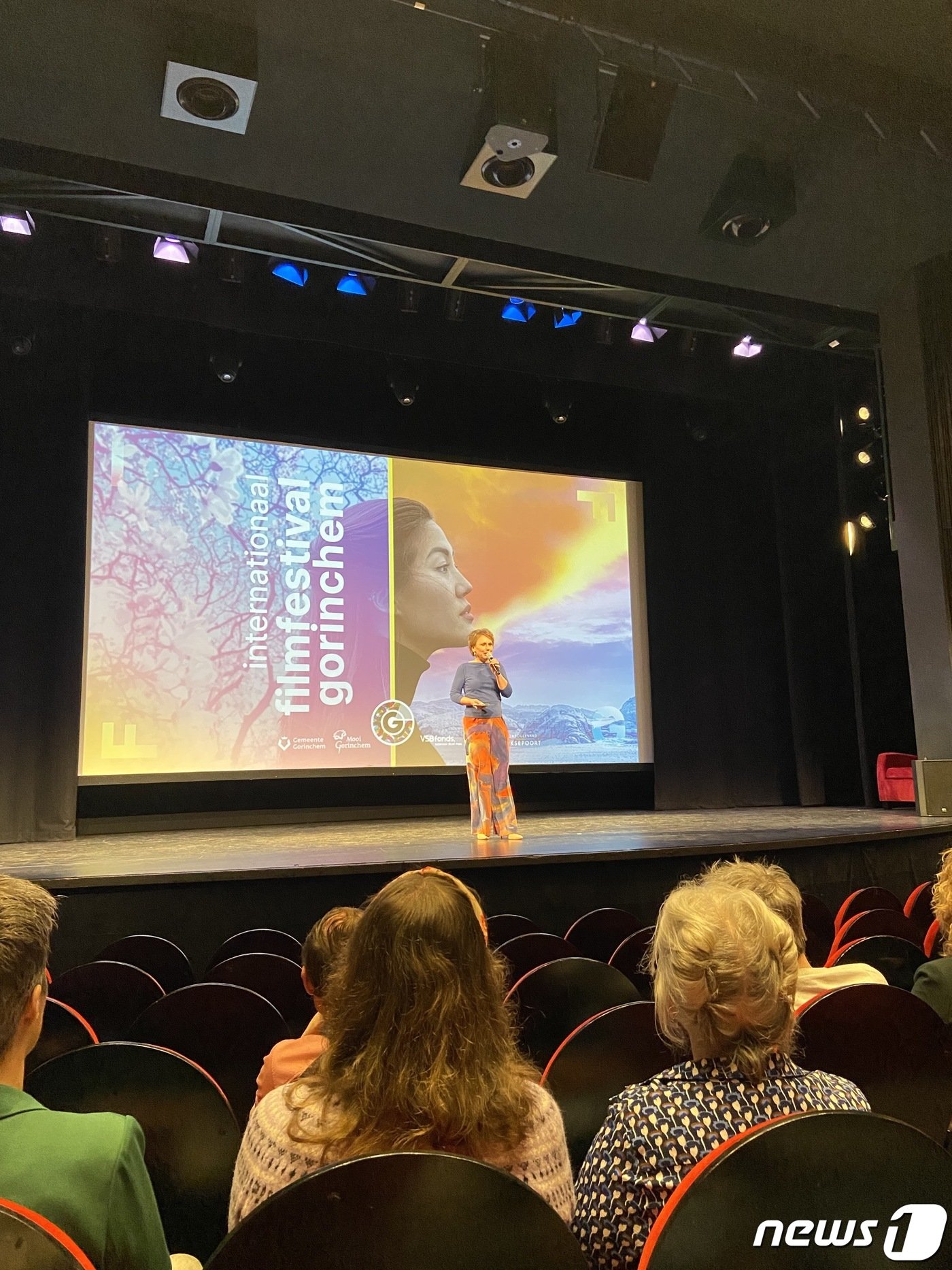 본문 이미지 - 수준 높은 한국 영화의 날카로운 사회 비판적 시각은 호리쿰 국제 영화제의 주제인 노필터와 부합한다고 설명 중인 총책임자 아니카 반 더 케비&#40;Anika van der Kevie&#41;.&#40;사진=차현정 통신원&#41;