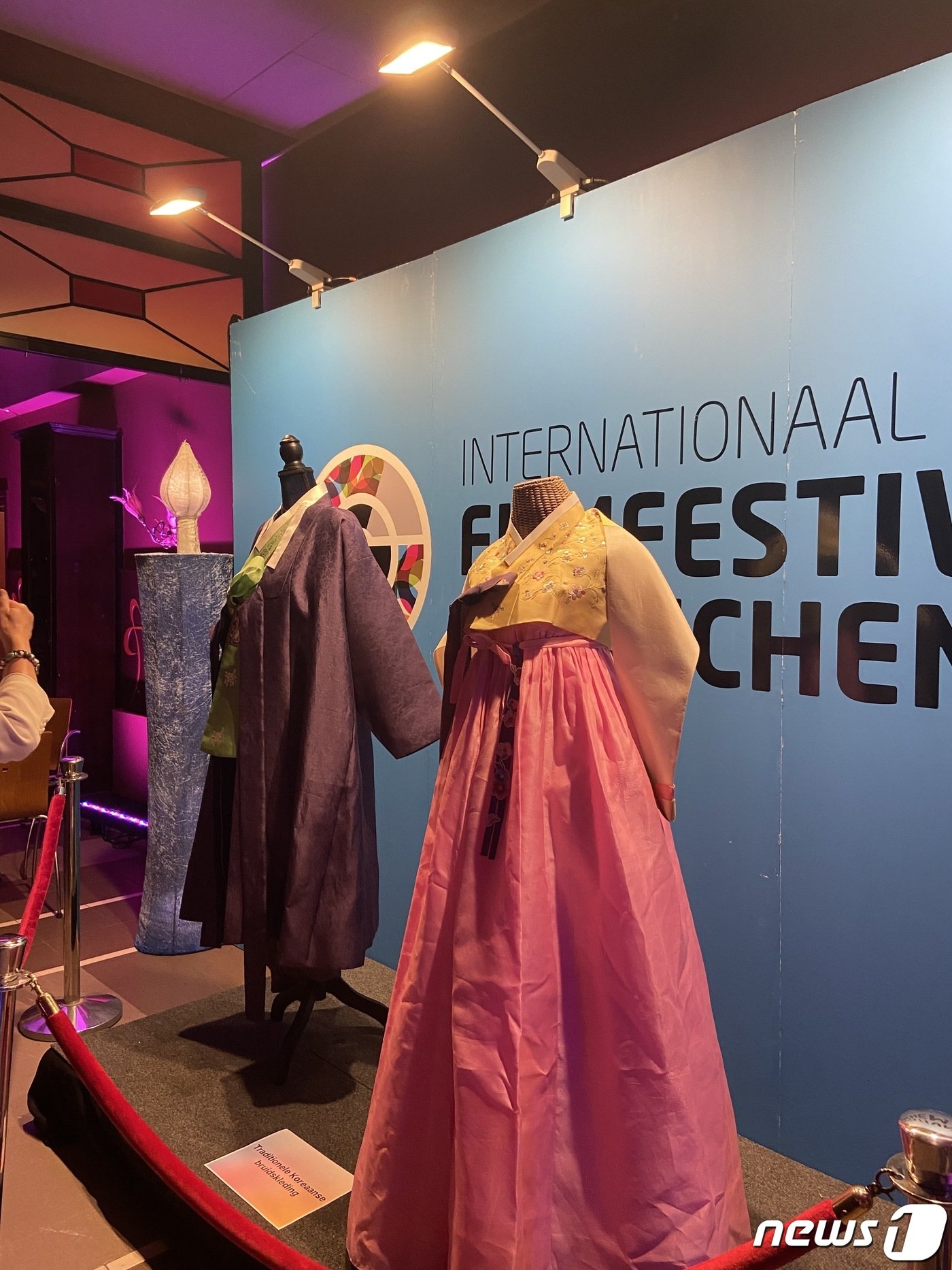 본문 이미지 - 영화제 한켠에 마련 된 한복 전시관에서 많은 관객들이 기념사진을 촬영했다.&#40;사진=차현정 통신원&#41;