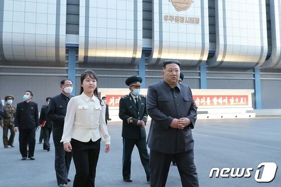 김정은 군사부문 공개활동 벌써 작년의 2배 수준…경제는 내각에 일임 - 뉴스1