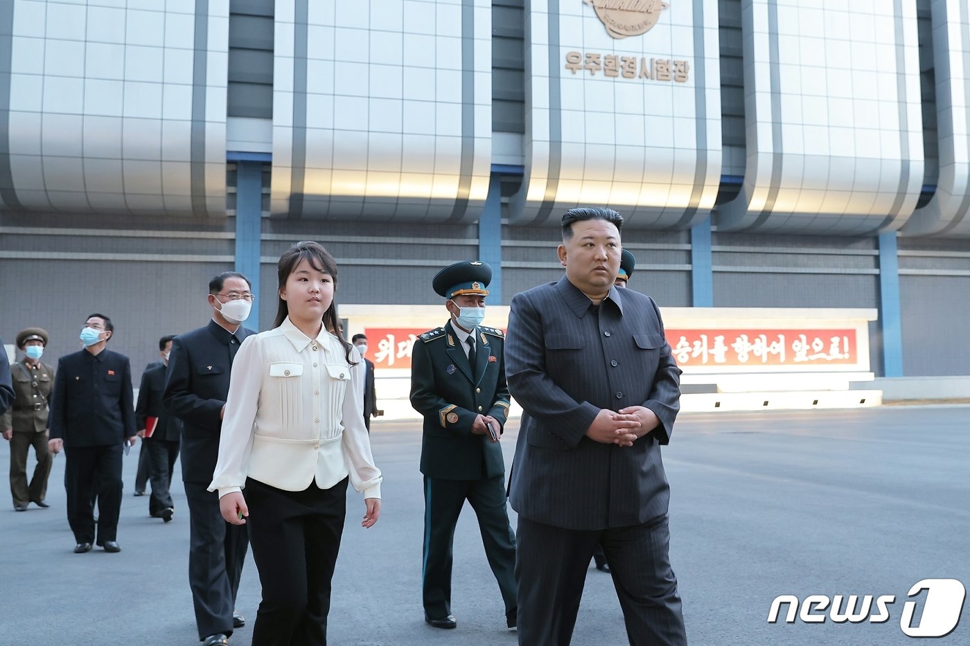 본문 이미지 - (평양 노동신문=뉴스1) = 북한 김정은 노동당 총비서가 지난 5월 딸 주애와 함께 국가우주개발국을 현지지도하는 모습.  주애는 오른손에 성냥갑으로 추정되는 물건을 들고 있다. [국내에서만 사용가능. 재배포 금지. DB 금지. For Use Only in the Republic of Korea. Redistribution Prohibited] rodongphoto@news1.kr