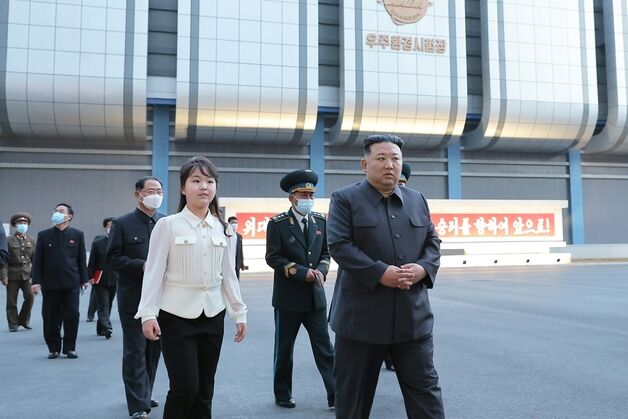 "수줍은 소녀가 아빠 앞으로"…NYT, 北 김주애 '후계자 행보' 조명
