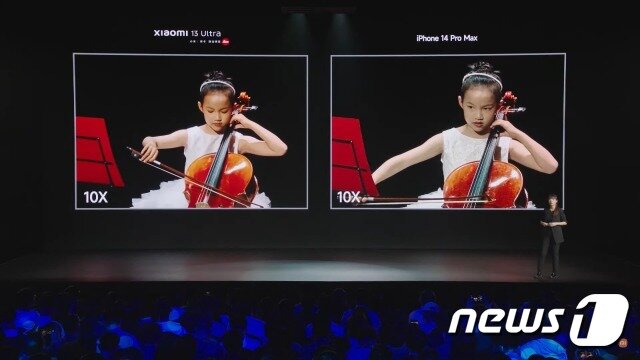 본문 이미지 - 샤오미13 울트라 카메라와 아이폰14 프로 맥스 카메라를 비교하는 모습 (샤오미 홈페이지 갈무리)