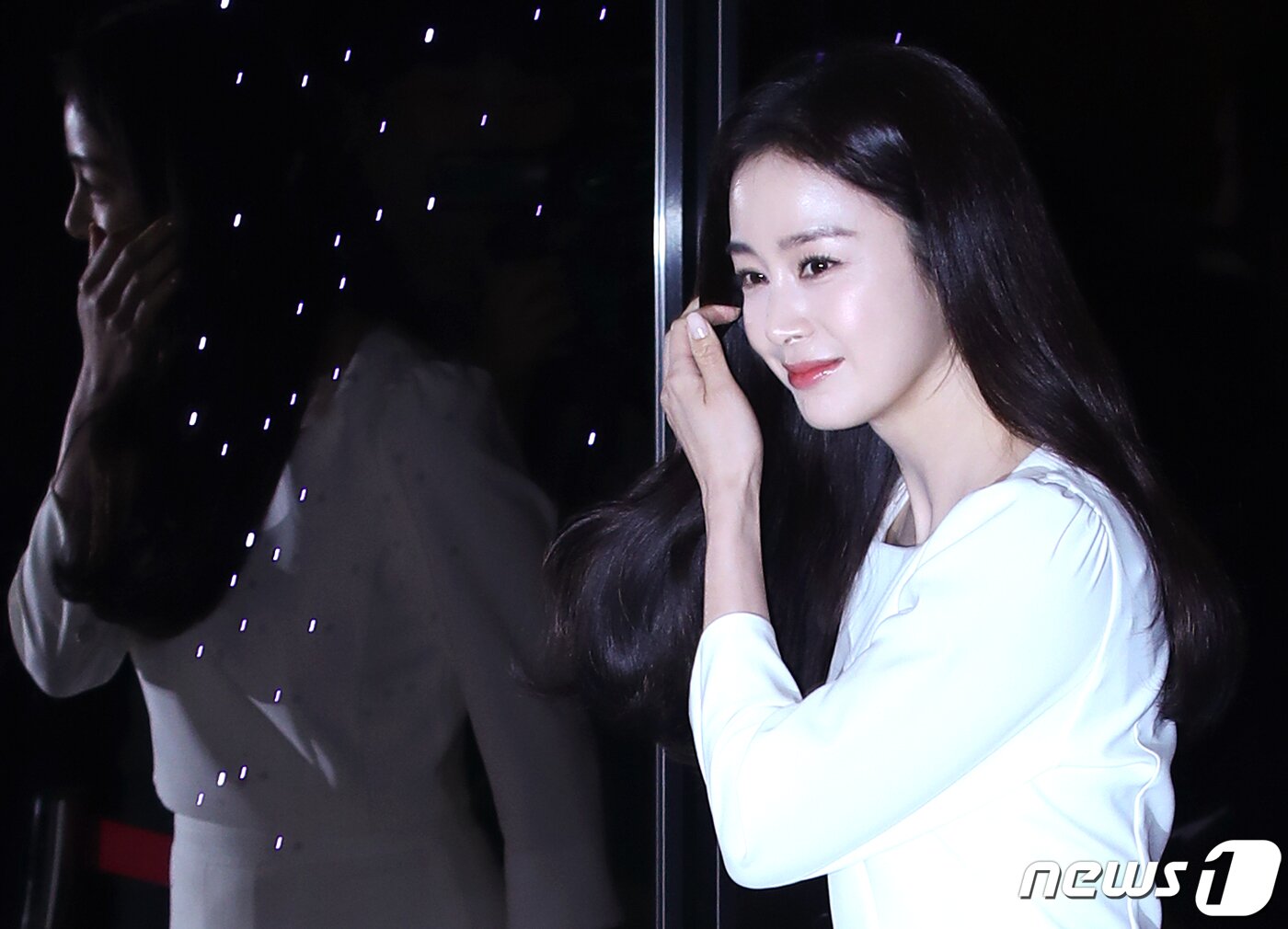 본문 이미지 - 배우 김태희가 19일 서울 강남구 바디프랜드 도곡타워에서 열린 의료기기 신제품 론칭 기념 행사에 참석하고 있다. 2023.4.19/뉴스1 ⓒ News1 권현진 기자