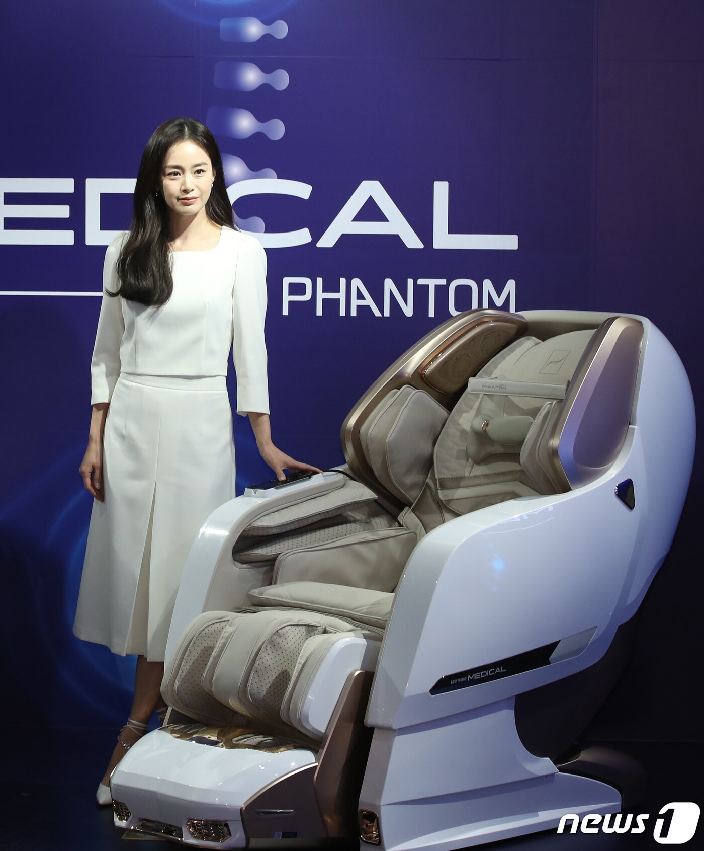 본문 이미지 - 배우 김태희가 19일 서울 강남구 바디프랜드 도곡타워에서 열린 의료기기 신제품 론칭 기념 행사에서 매력을 발산하고 있다. ⓒ News1 권현진 기자