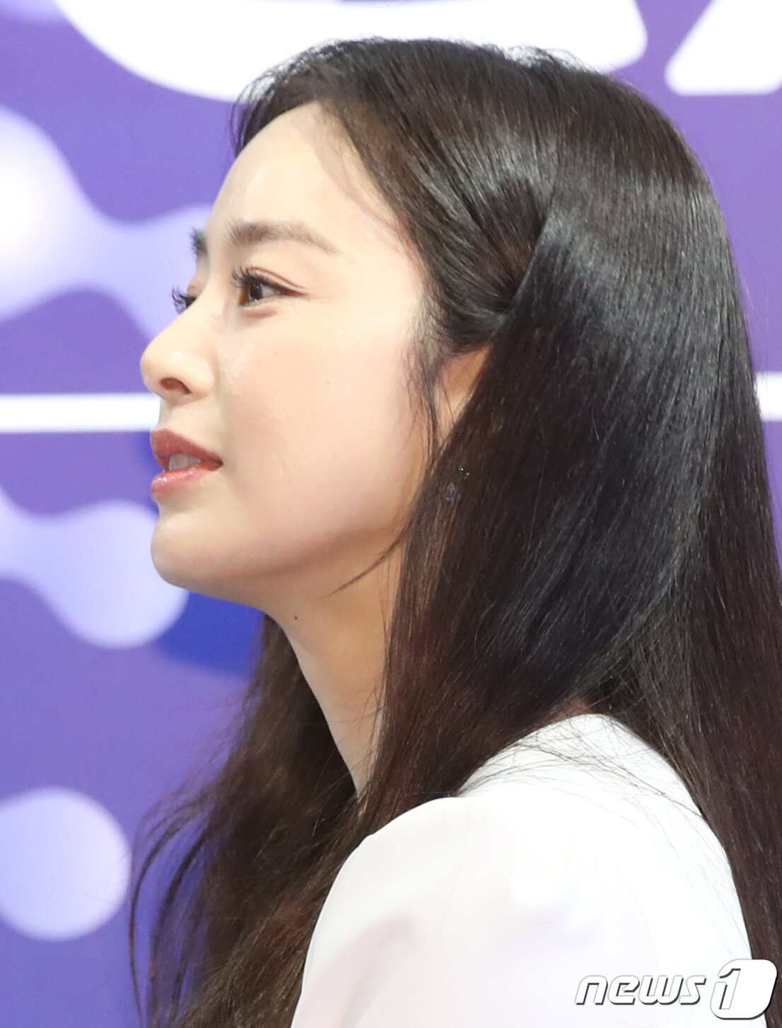 본문 이미지 - 배우 김태희가 19일 서울 강남구 바디프랜드 도곡타워에서 열린 의료기기 신제품 론칭 기념 행사에서 매력을 발산하고 있다. ⓒ News1 권현진 기자