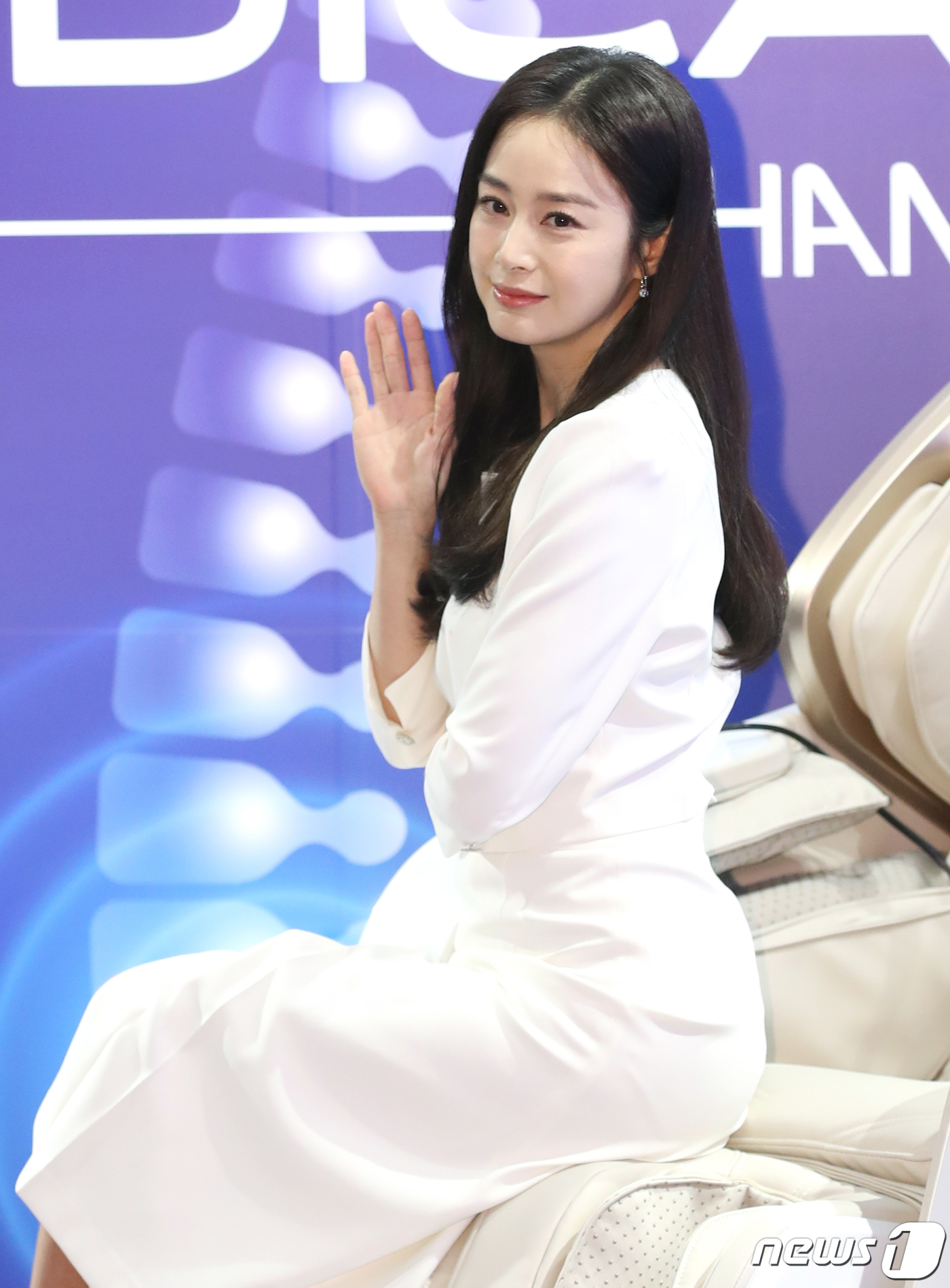 (서울=뉴스1) 권현진 기자 = 배우 김태희가 19일 서울 강남구 바디프랜드 도곡타워에서 열린 의료기기 신제품 론칭 기념 행사에서 포즈를 취하고 있다. 2023.4.19/뉴스1