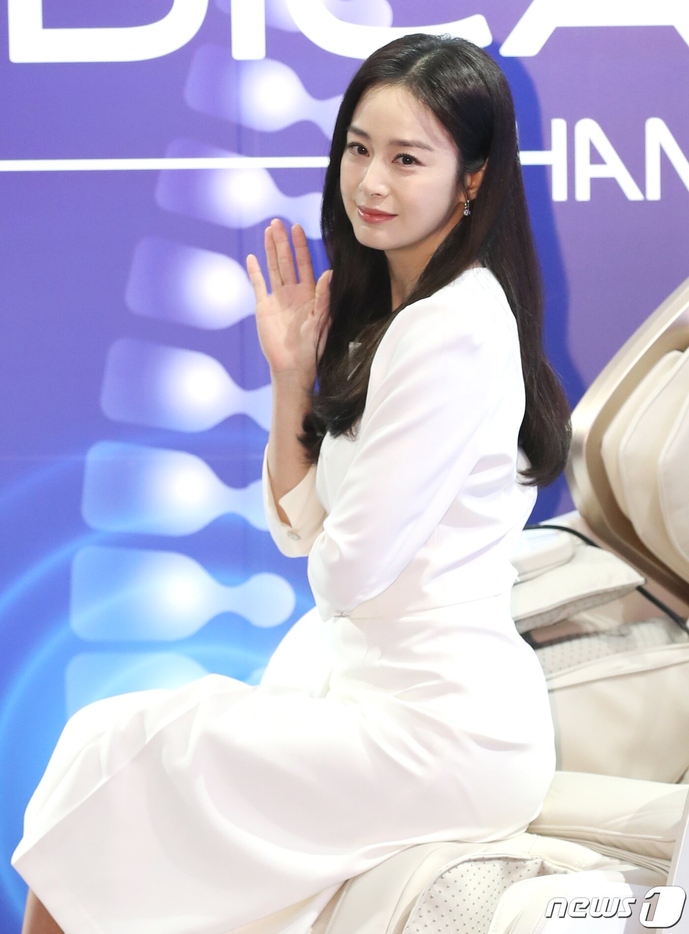 본문 이미지 - 배우 김태희가 19일 서울 강남구 바디프랜드 도곡타워에서 열린 의료기기 신제품 론칭 기념 행사에서 포즈를 취하고 있다. 2023.4.19/뉴스1 ⓒ News1 권현진 기자