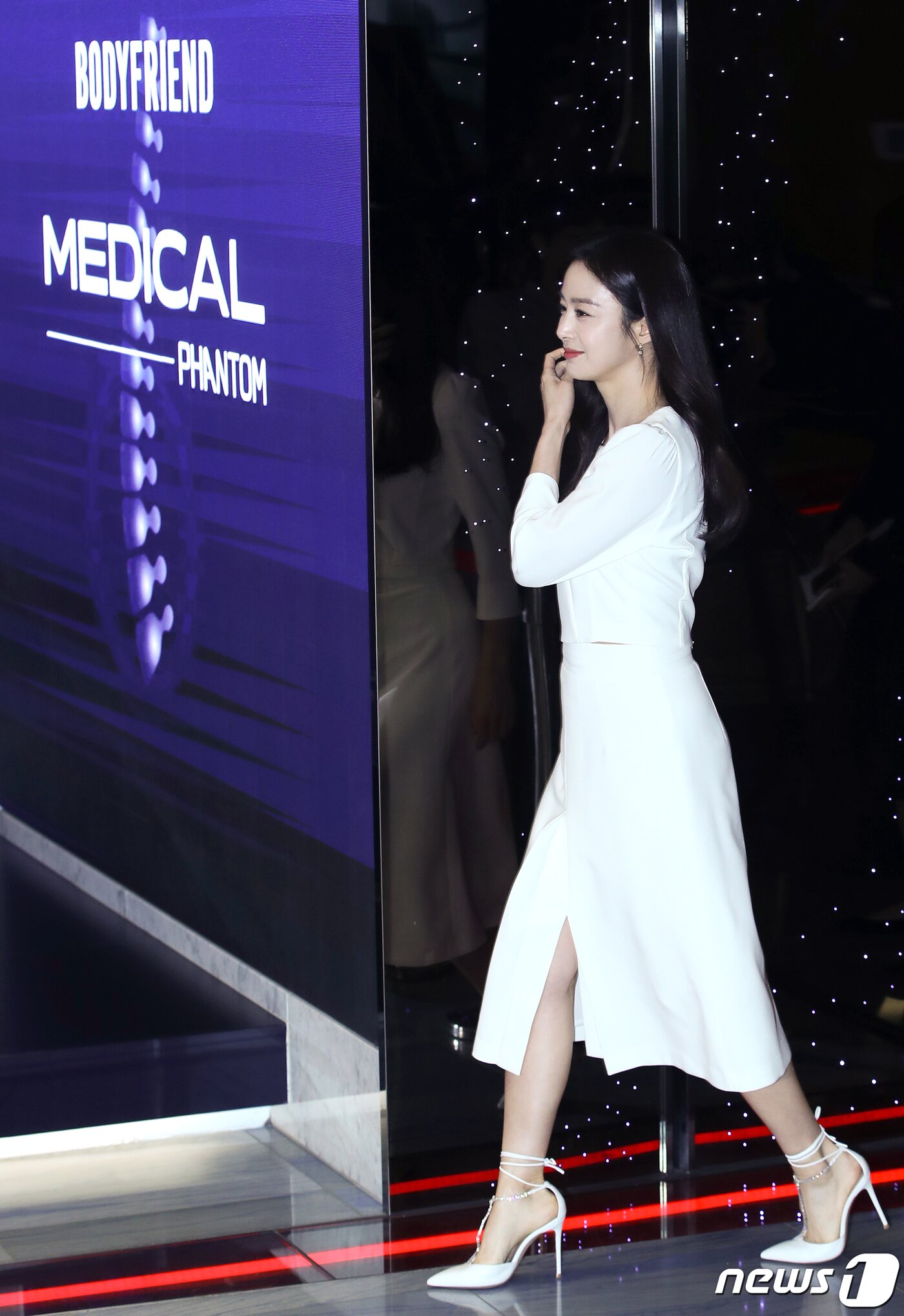 본문 이미지 - 배우 김태희가 19일 서울 강남구 바디프랜드 도곡타워에서 열린 의료기기 신제품 론칭 기념 행사를 위해 행사장으로 들어서고 있다.  ⓒ News1 권현진 기자