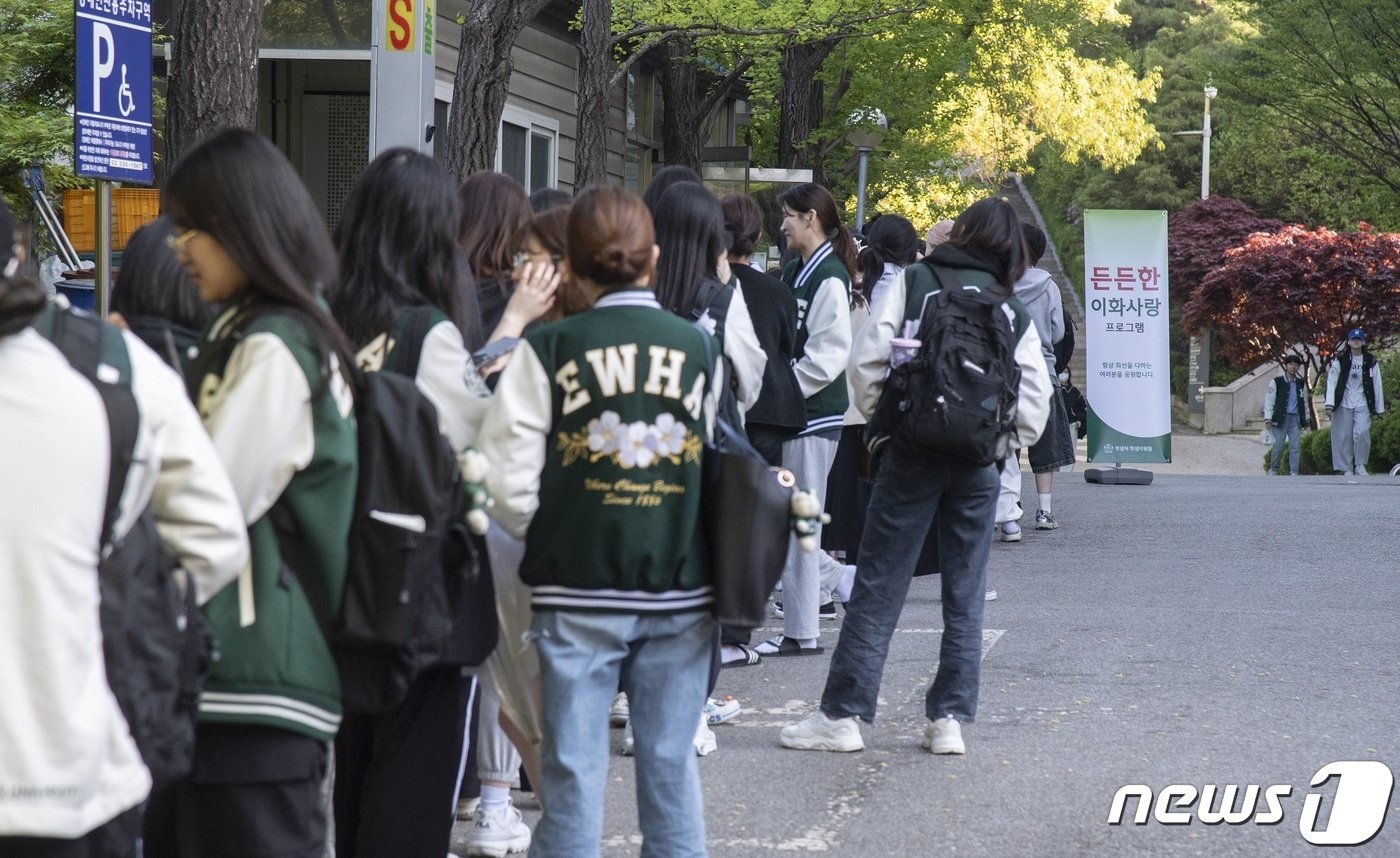 본문 이미지 - 이화여대 학생들이 중간고사 응원 쿠키를 받고 있다. (이화여대 제공)