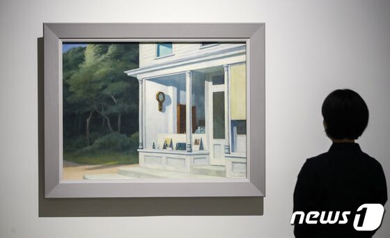 19일 서울 중구 서울시립미술관에서 열린 '에드워드 호퍼:길 위에서' 展 기자간담회에서 직원이 전시 작품을 둘러보고 있다. 오는 20일부터 8월 20일까지 서울시립미술관 서소문본관에서 개최되는 '에드워드 호퍼:길 위에서'는 에드워드 호퍼의 전 생애에 걸친 드로잉, 판화, 수채화 등 작품 160여 점과 산본 호퍼 아카이브의 자료 110여 점으로 관람객을 맞이한다. 2023.4.19/뉴스1 © News1 김도우 기자