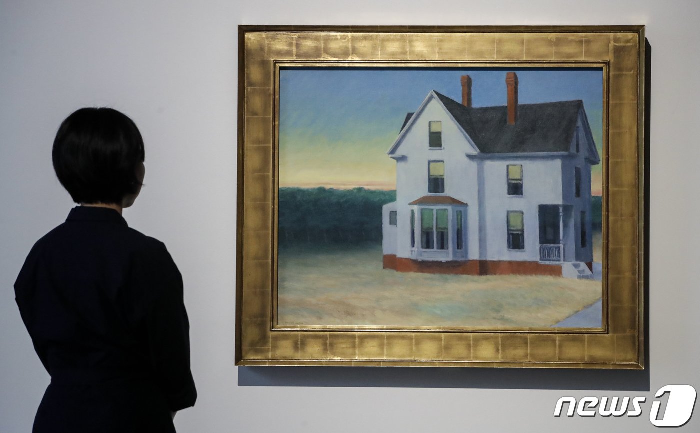 본문 이미지 - 19일 서울 중구 서울시립미술관에서 열린 '에드워드 호퍼:길 위에서' 展 기자간담회에서 직원이 전시 작품을 둘러보고 있다. 오는 20일부터 8월 20일까지 서울시립미술관 서소문본관에서 개최되는 '에드워드 호퍼:길 위에서'는 에드워드 호퍼의 전 생애에 걸친 드로잉, 판화, 수채화 등 작품 160여 점과 산본 호퍼 아카이브의 자료 110여 점으로 관람객을 맞이한다. 2023.4.19/뉴스1 ⓒ News1 김도우 기자