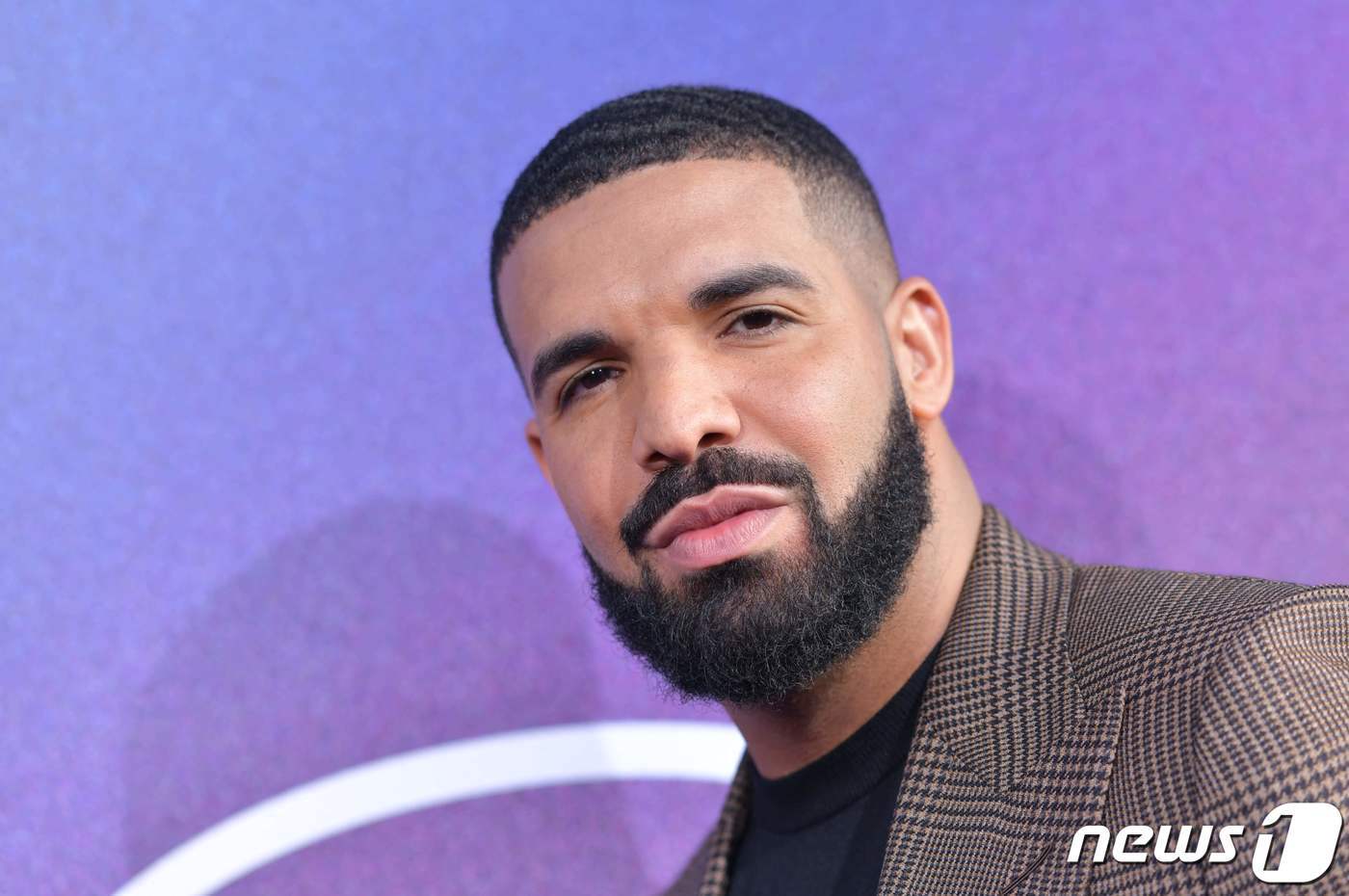 본문 이미지 - 지난 2019년 6월 미국 할리우드 시네라마 돔 극장에서 열린 시사회에 캐나다의 유명 래퍼 드레이크가 참석한 모습이다. 2019.06.04. ⓒ AFP=뉴스1 ⓒ News1 김성식 기자